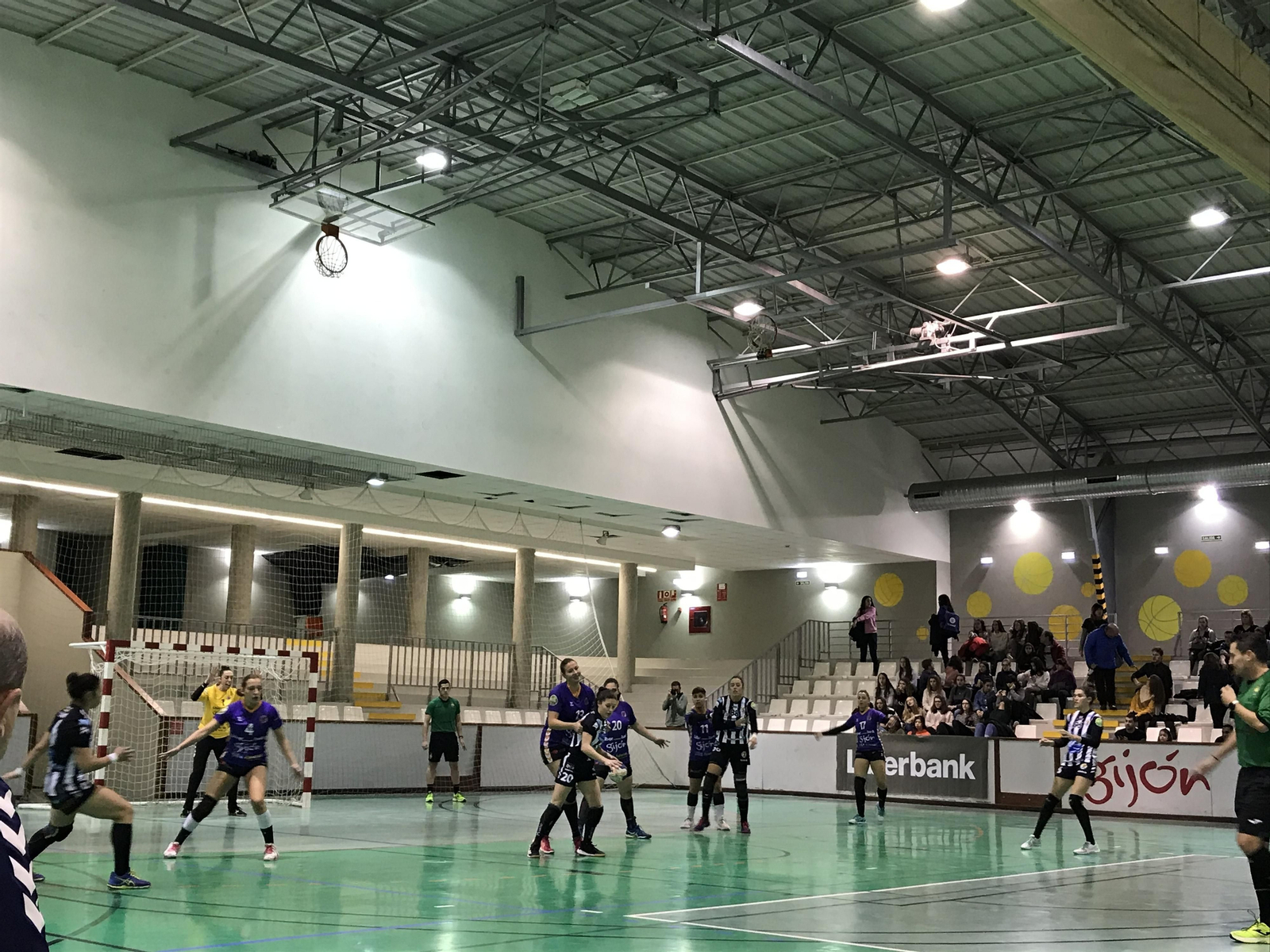 Momento del encuentro entre gijonesas y malagueñas.