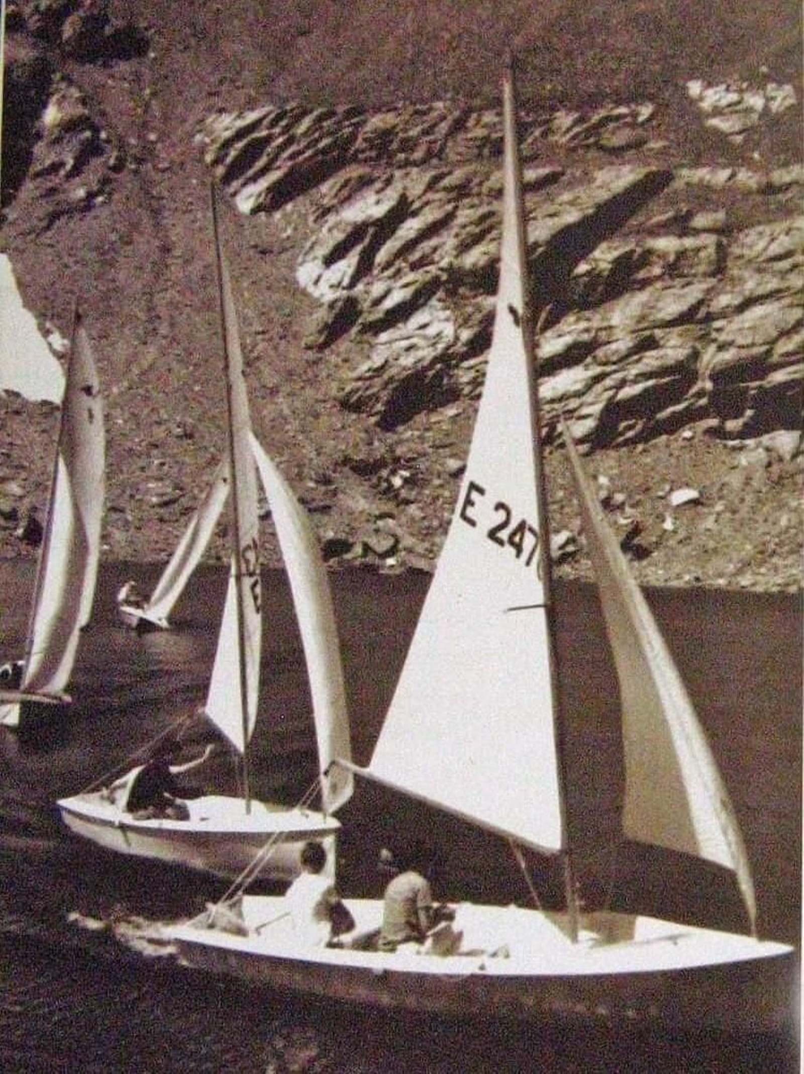Regata en una laguna de Sierra Nevada