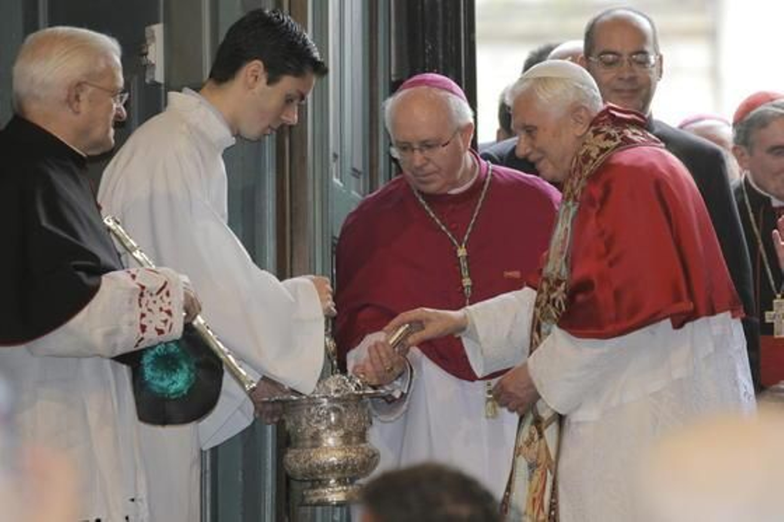 El papa Benedicto XVI realizó su primera parada en España en Santiago de Compostela. 

Foto: EFE