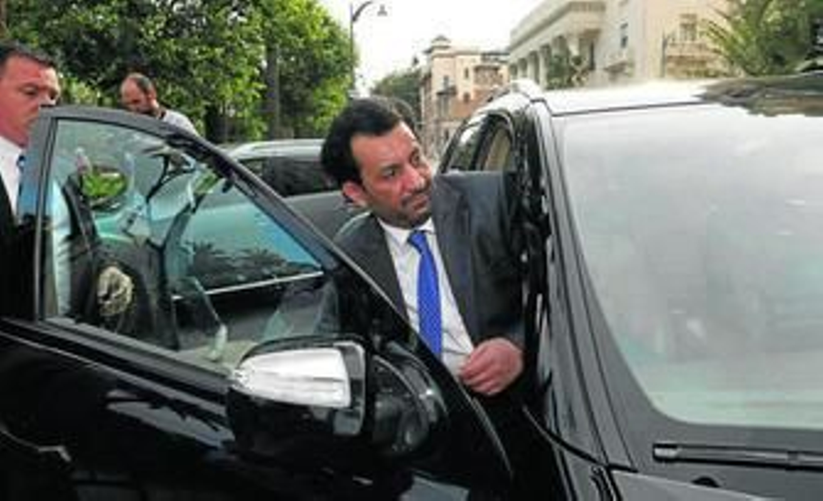El jeque entra en el coche tras una reunión con el alcalde el año pasado.