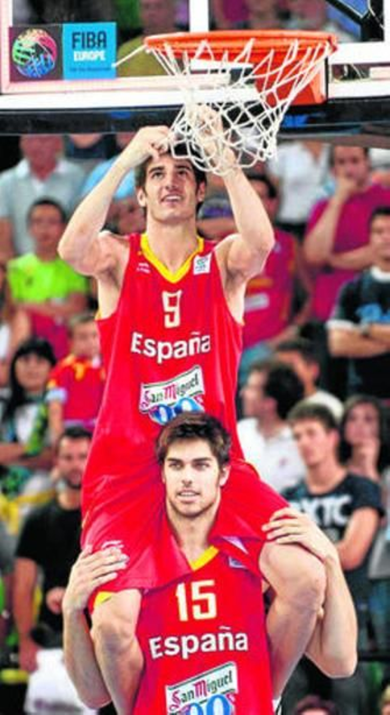 Álex Barrera corta la red sentado sobre José Gil.