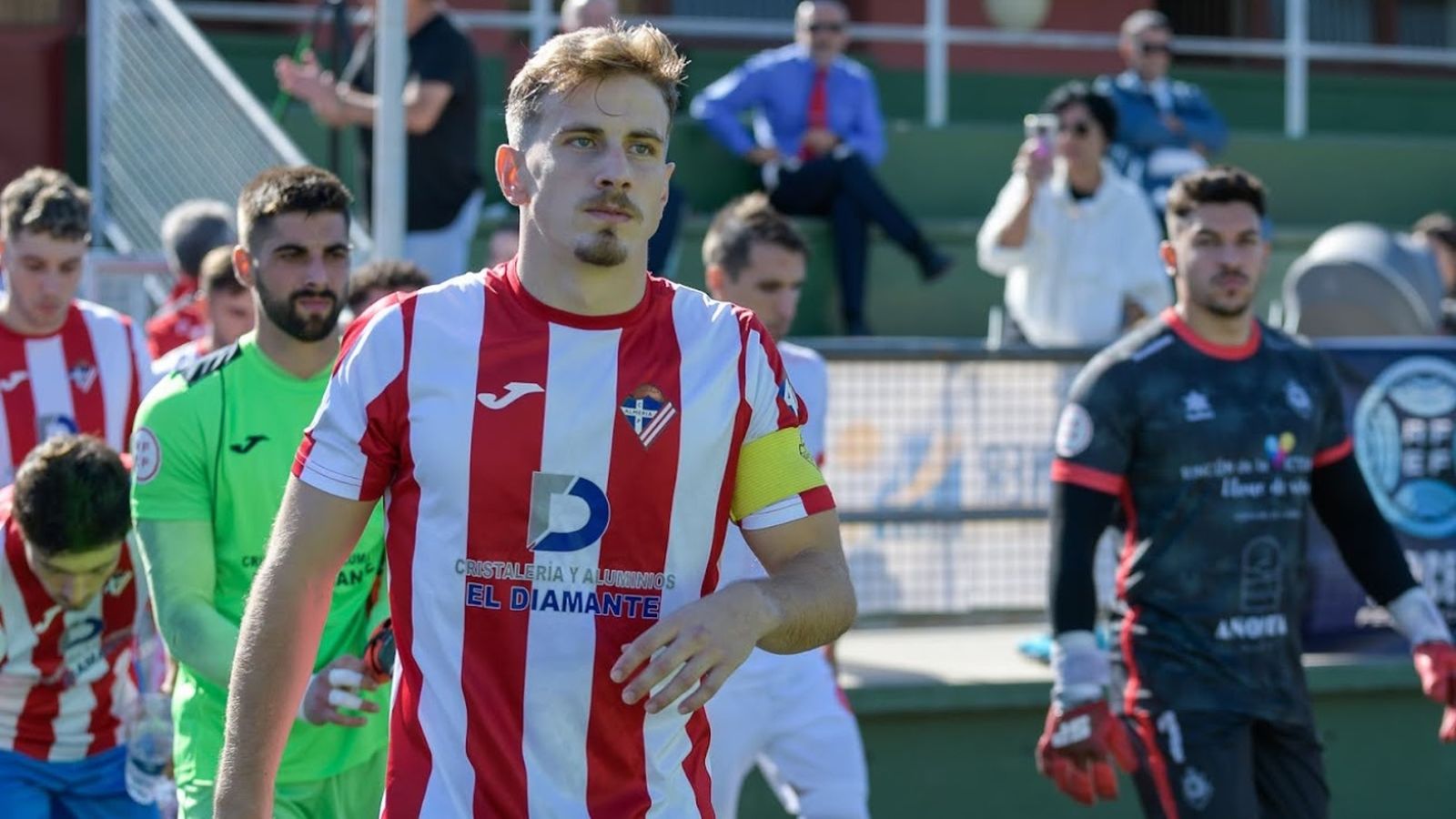 Dani Garzón posa con el brazalete de capitán del Poli Almería.