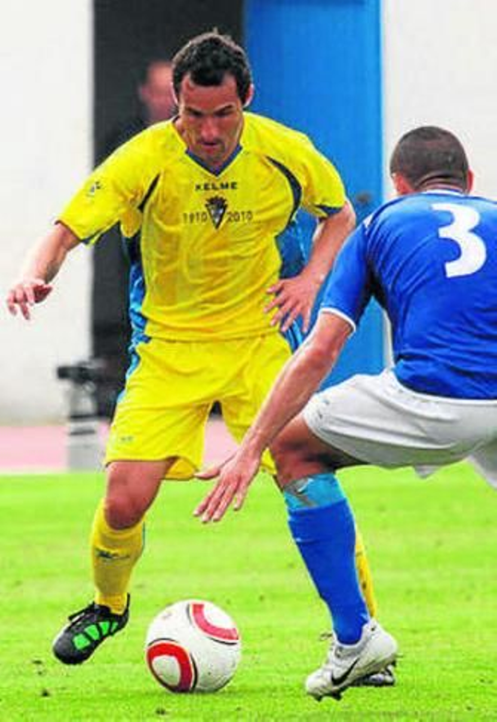 Pachón, controlando un balón en un lance del partido.