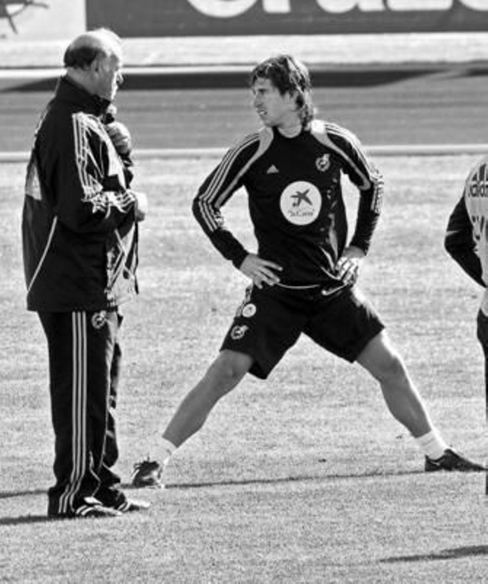 Sergio Ramos atiende a las instrucciones de Vicente del Bosque mientras hace estiramientos.