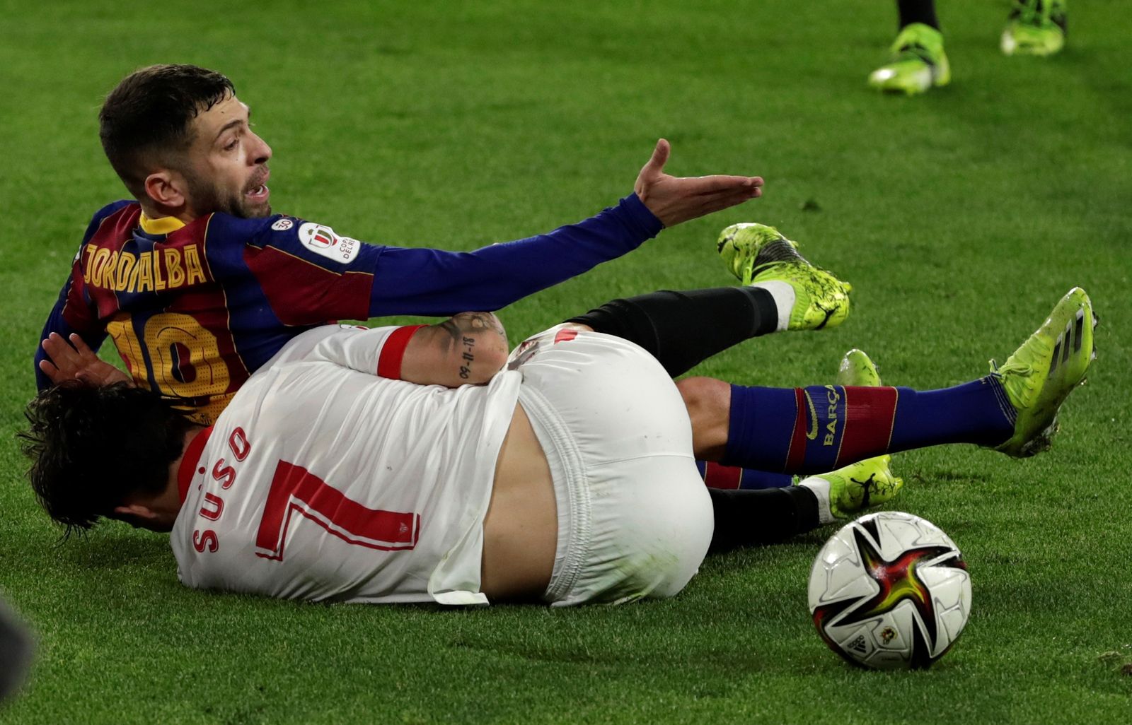 Jordi Alba reclama penalti tras haberse enredado con Suso para caer en el área.