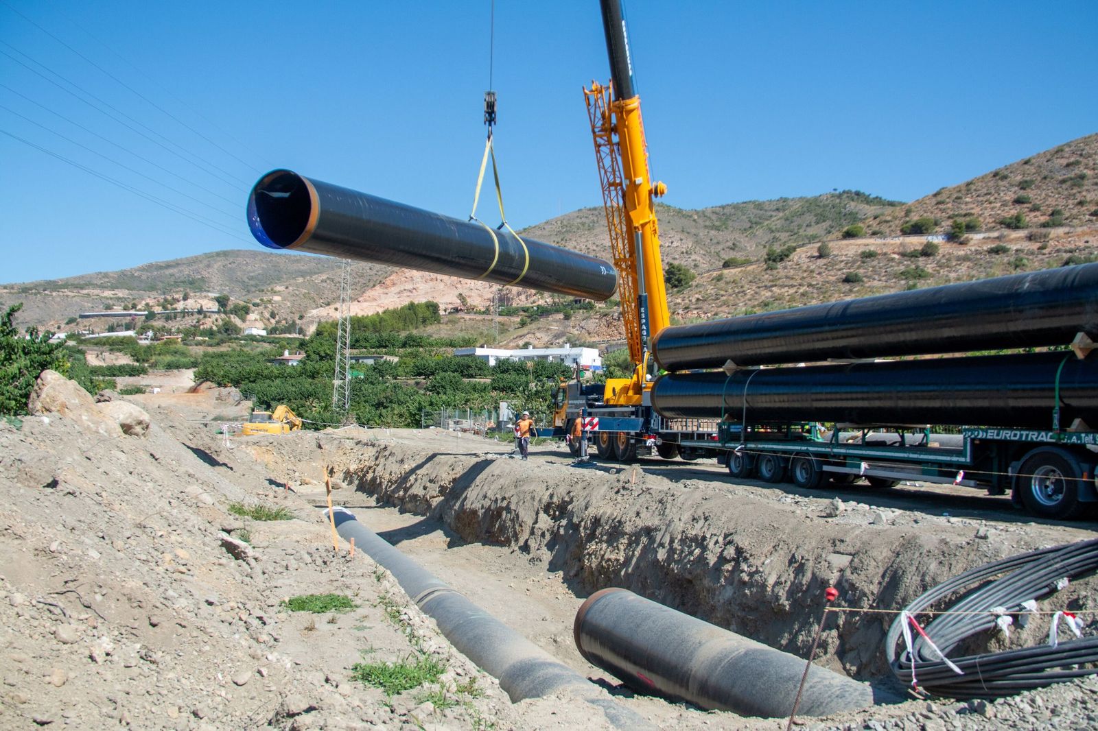 Operarios colocando algunas tuberías del desglosado 9