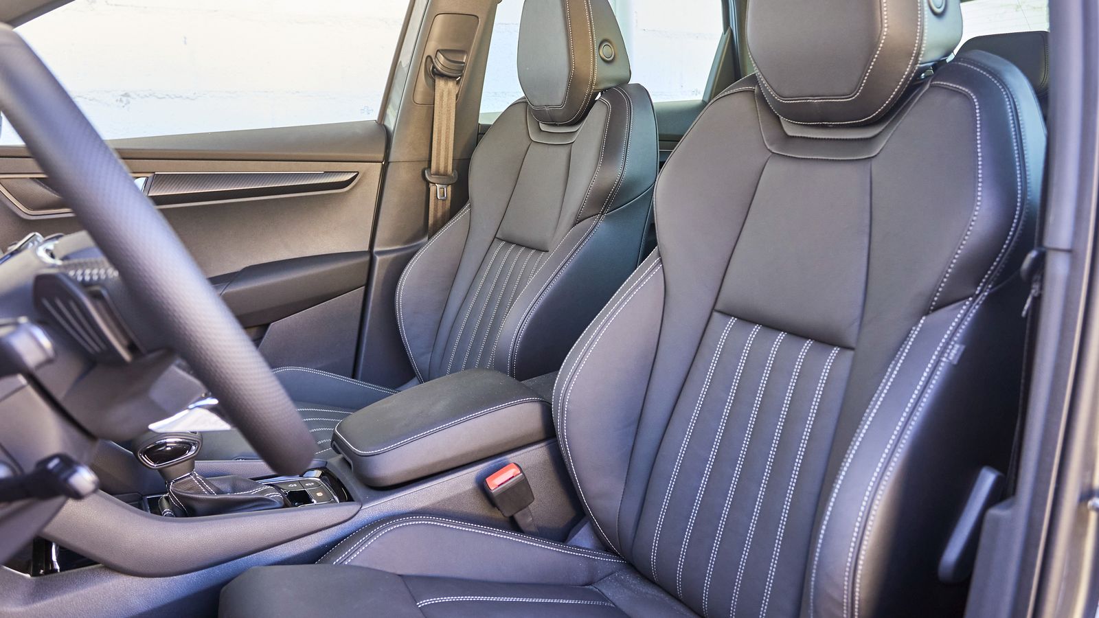 Como alternativa a estos asientos tapizados con cuero negro hay otros con inserciones marrones que están hechos con materiales reciclados.