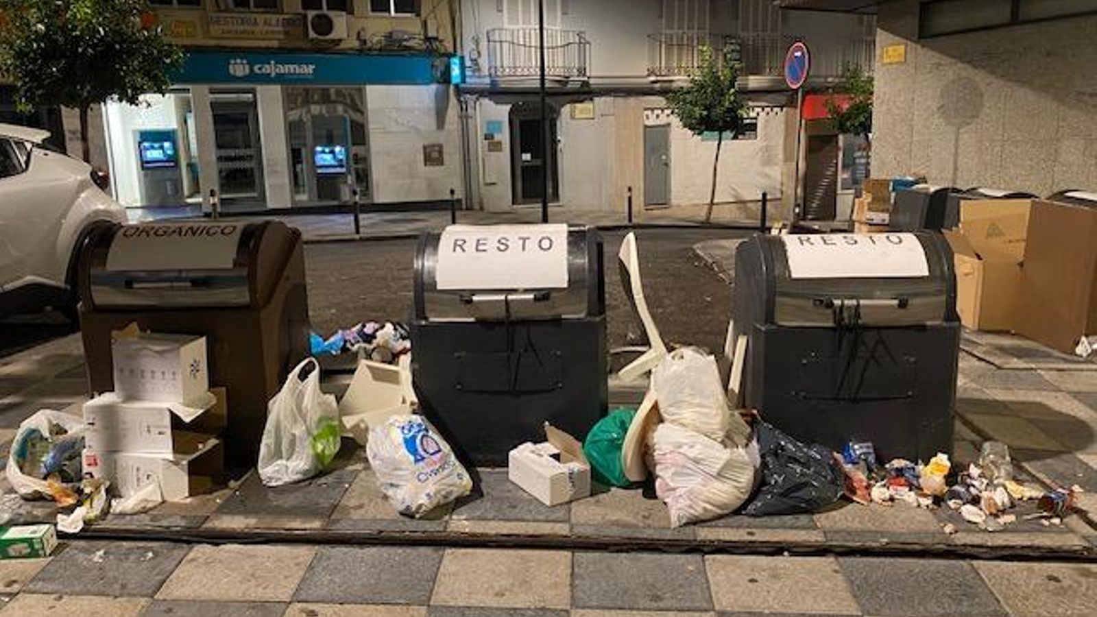 Basura fuera de los contenedores precintados junto a la calle Bailén y Radio Algeciras.