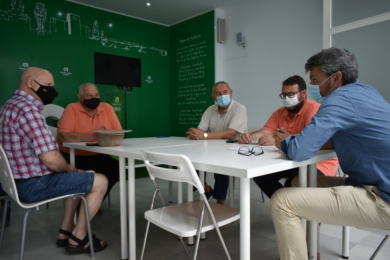 Responsables de AxSí con representantes de colectivos de mayores.