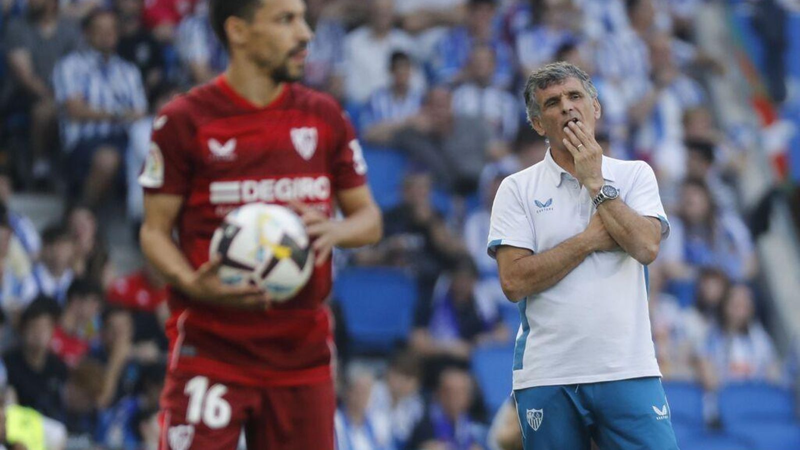 Mendilibar sigue el partido ante Jesús Navas, que defendió su continuidad.