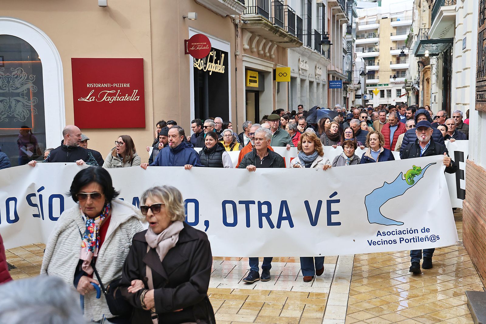 Fotografías de la manifestación en Huelva para exigir la regeneración de las playas