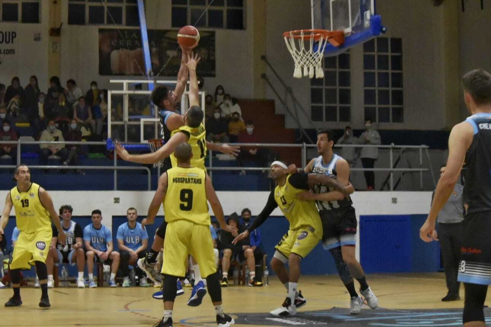 Espadiña lanza a canasta, defendido por Dimitrov