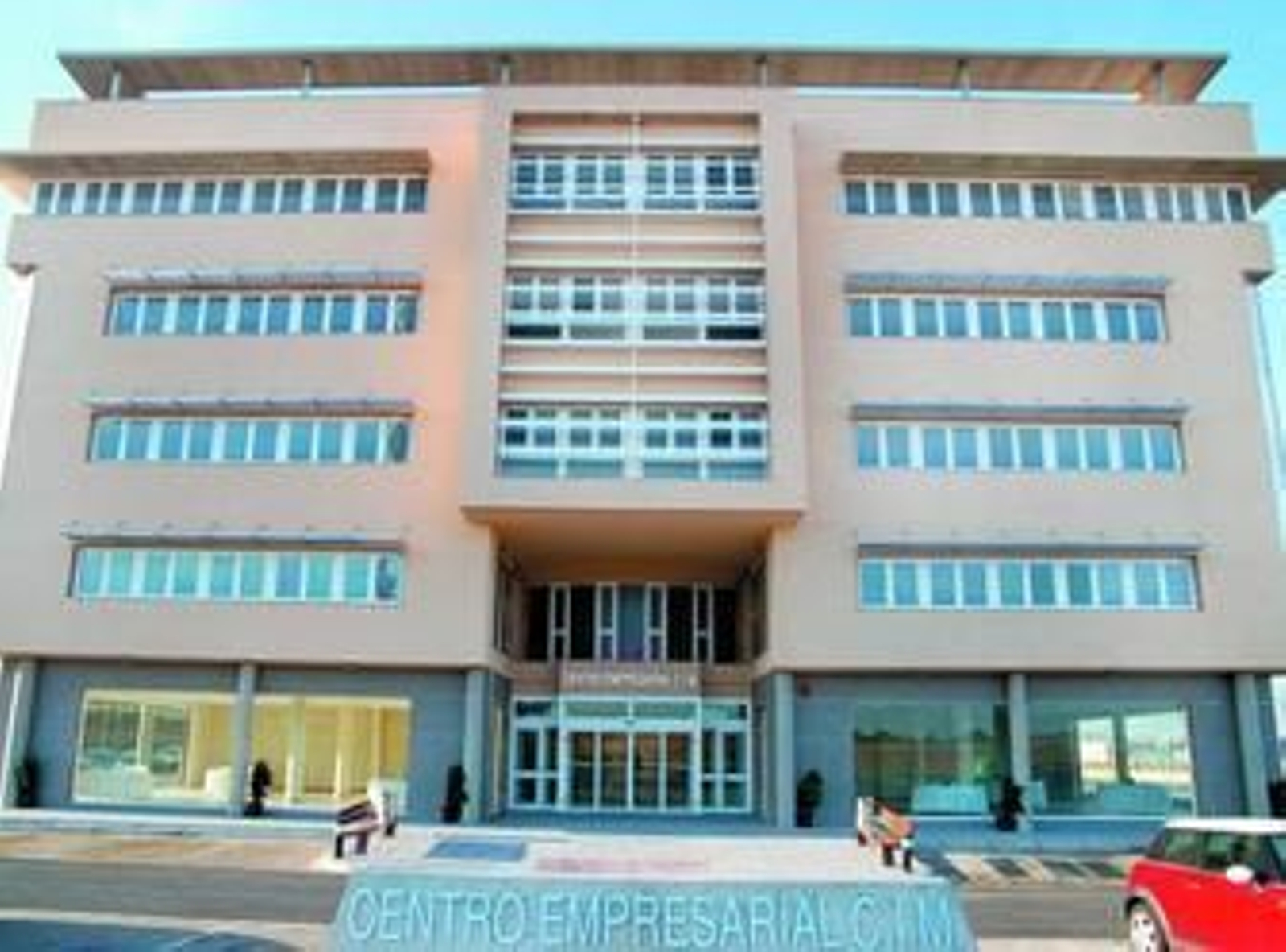 El alcalde de El Ejido, Juan Enciso, inauguró ayer el edificio del CIM.