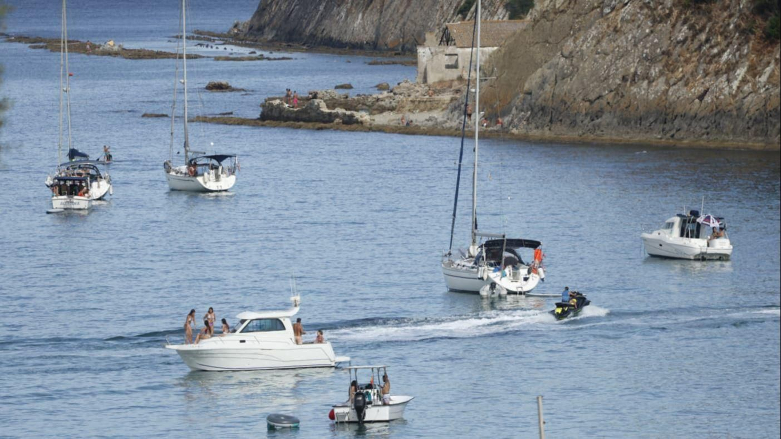 Carreras ilegales sobre el mar: motos de agua y lanchas siembran el caos en Getares.