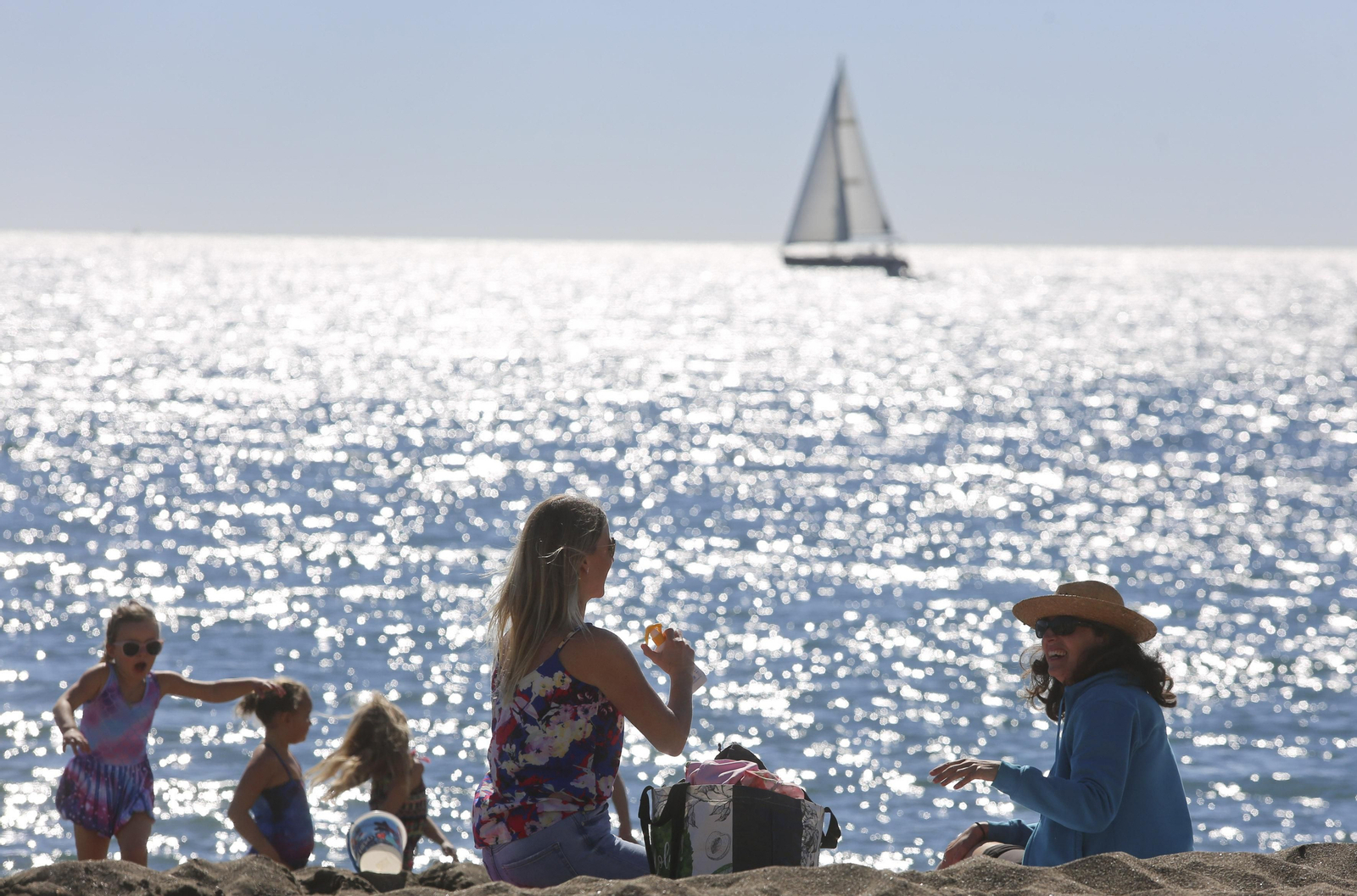 Varias personas este jueves disfrutan de la playa en Málaga.