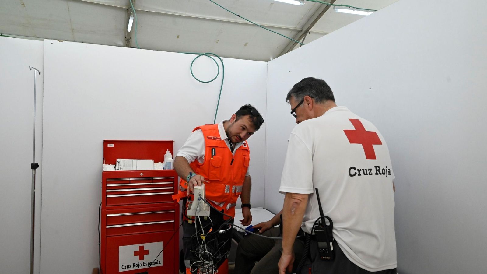Personal de Cruz Roja atienden a una persona Personal de Cruz Roja atienden a una persona