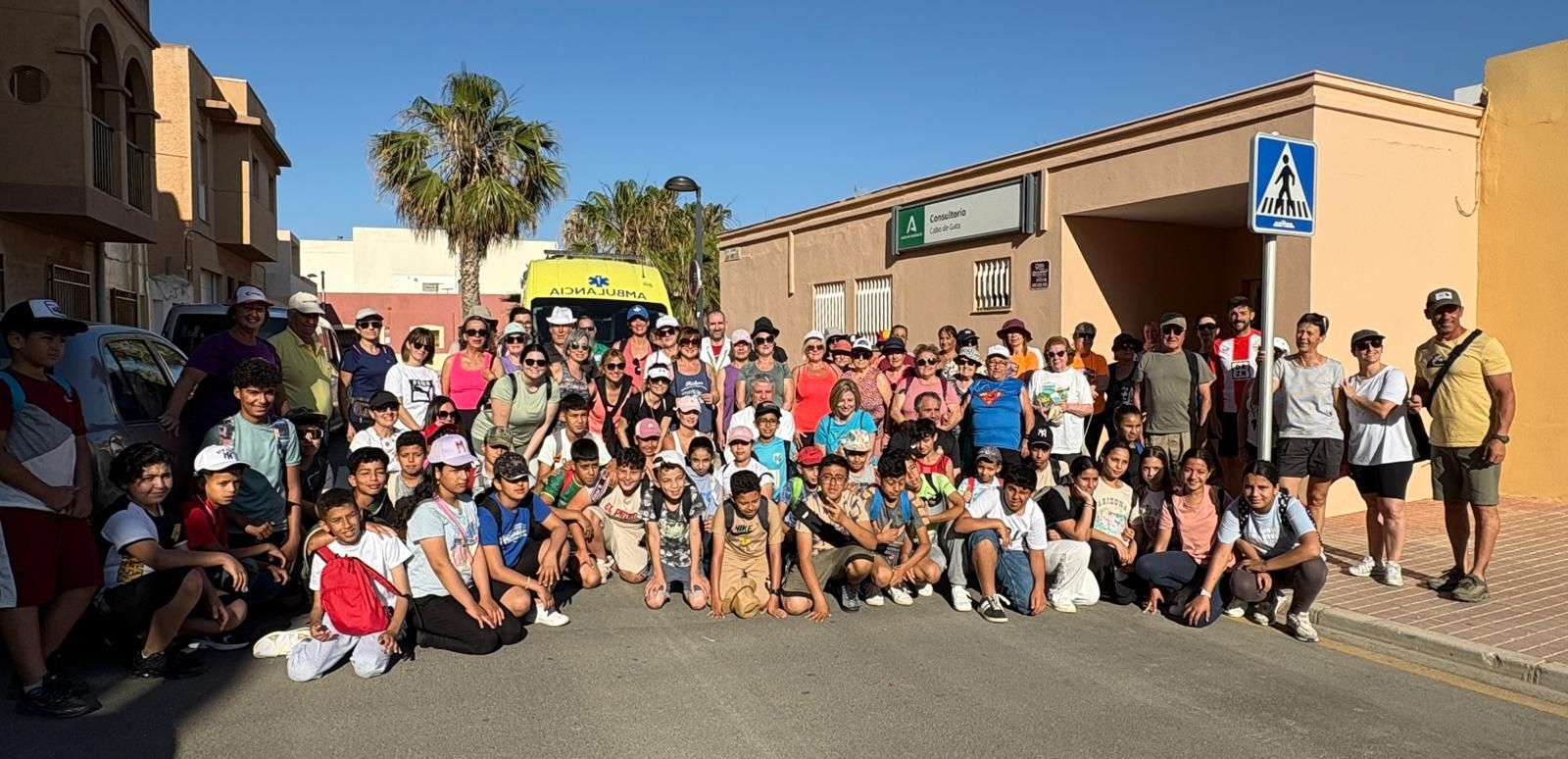 Los participantes en la caminata inmortalizan el momento junto a representantes del Ayuntamiento de Almería y de la Junta de Andalucía, además de profesionales sanitarios de Distrito Almería