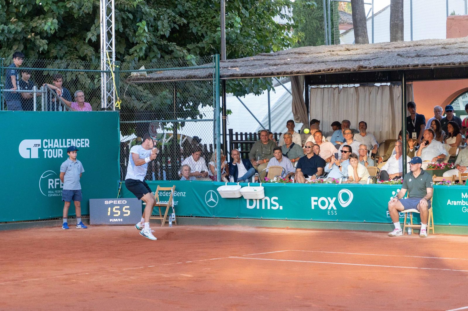 Carreño golpea con el revés en la pista del Tenis Betis.