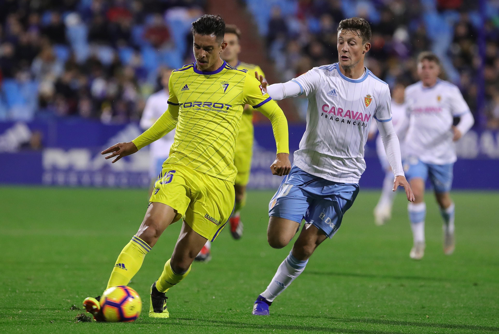 Marcos Mauro, presionado por Marc Gual.