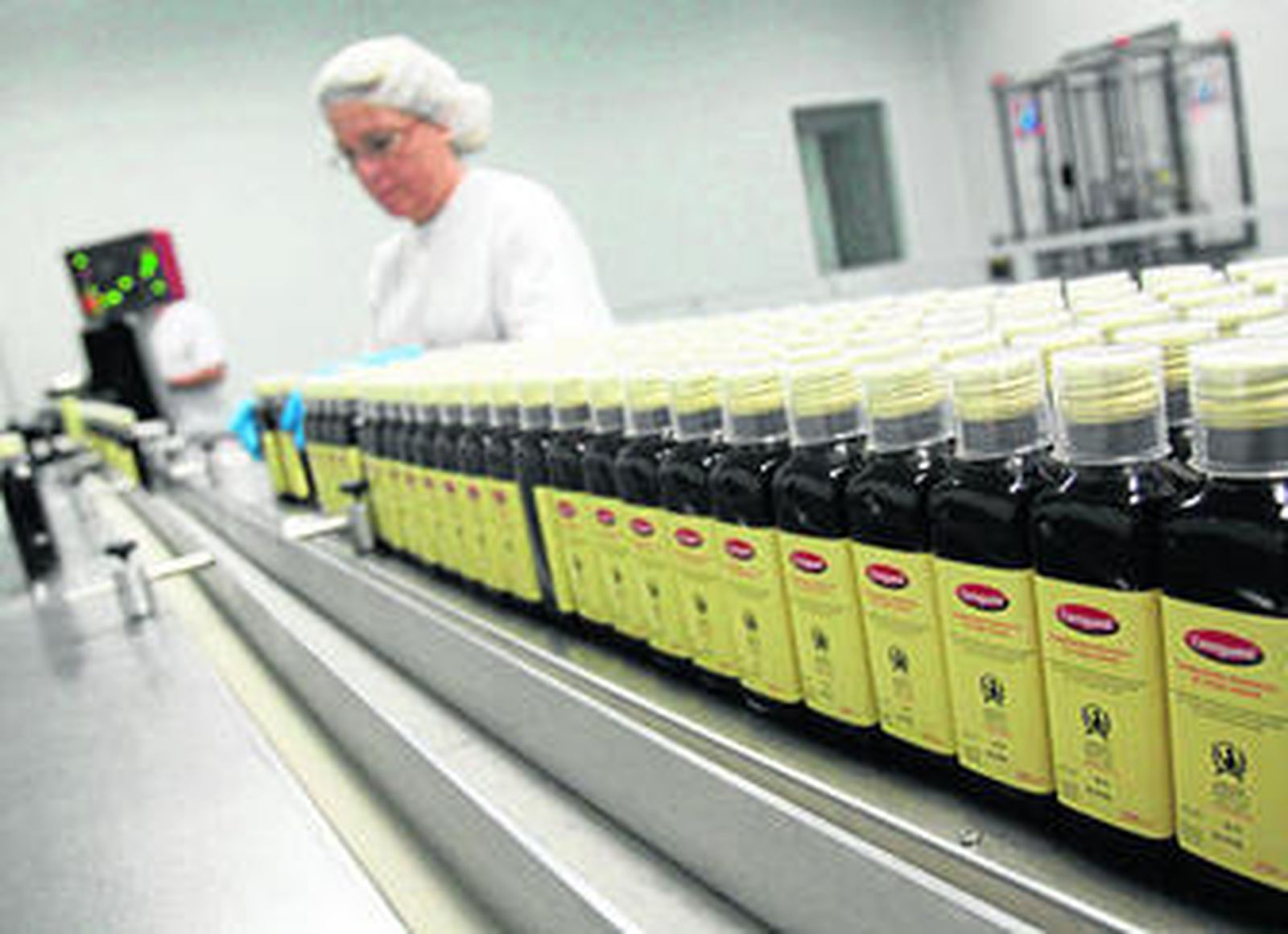 Una trabajadora envasa botes de Ceregumil en la fábrica de la empresa en el PTA.