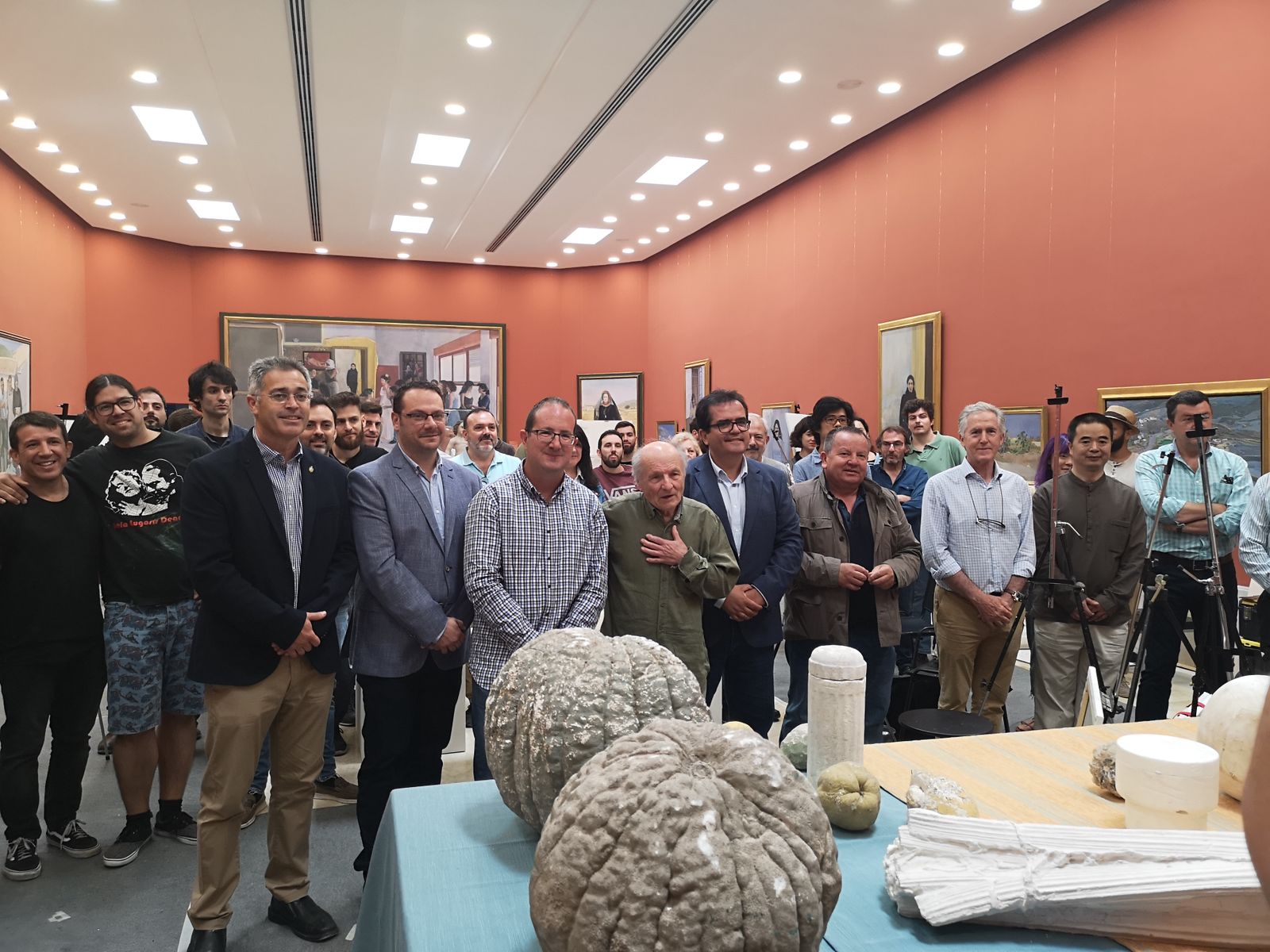 Antonio López y Andrés García Ibáñez con el resto de autoridades y los participantes en la sesión de apertura del curso.