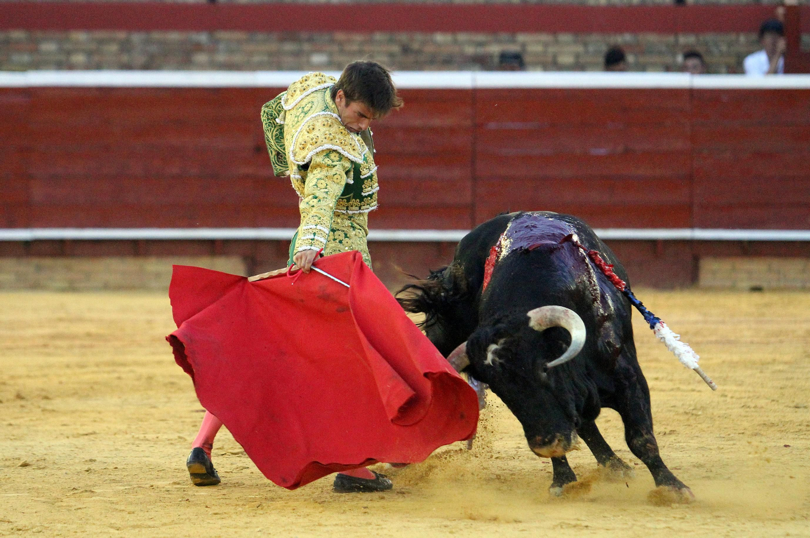 Faena de Emilio Silvera en la novillada de la Plaza de La Merced