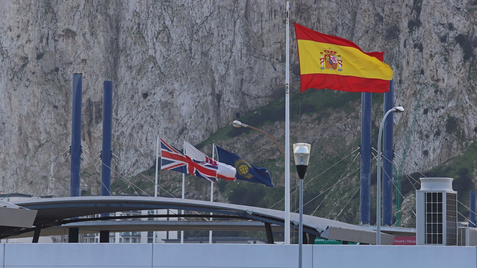 La bandera de España (en primer término) y las de Reino Unido, Gibraltar y la Commonwealth, detrás. La bandera de España (en primer término) y las de Reino Unido, Gibraltar y la Commonwealth, detrás.