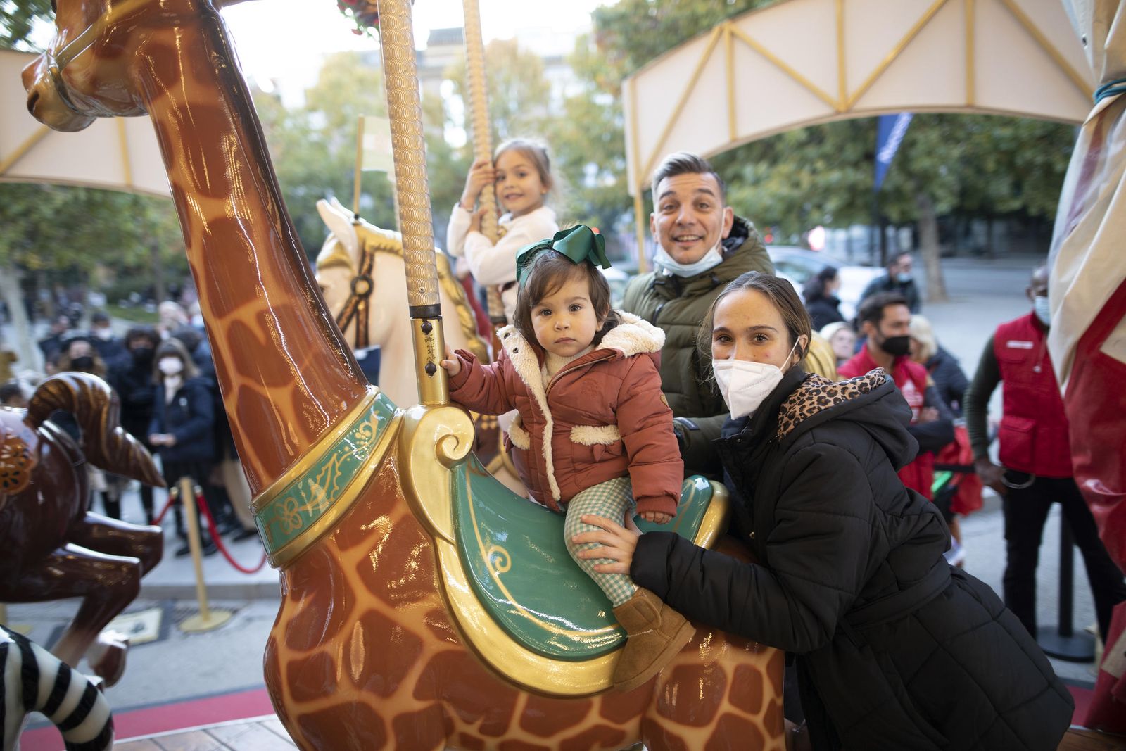 Multitud de visitantes y ambiente navideño en Granada durante el puente, en imágenes