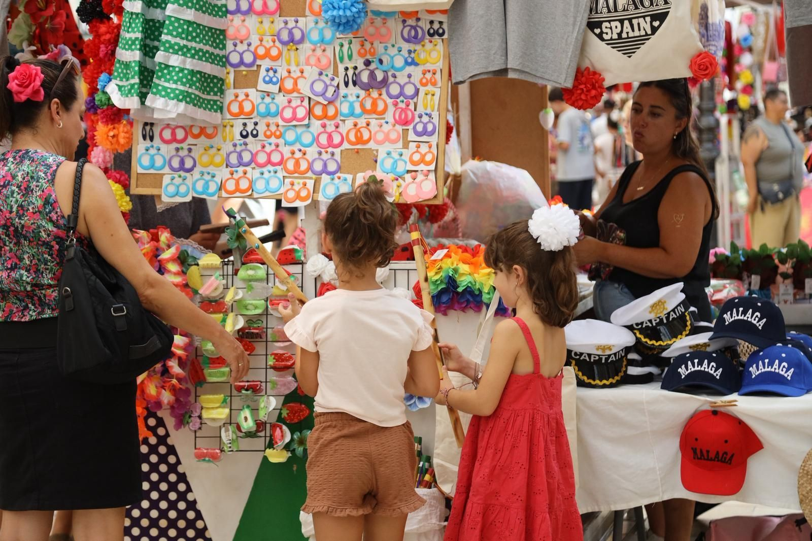 La fiesta en las calles del Centro de Málaga este domingo de Feria, en imágenes