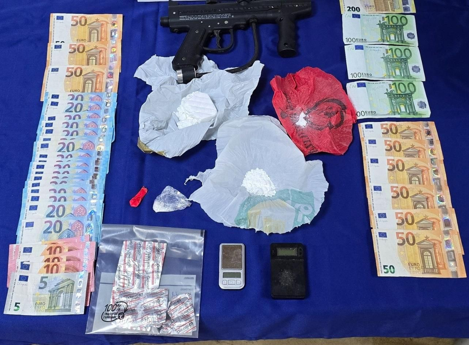 La droga y otros efectos intervenidos en la vivienda.