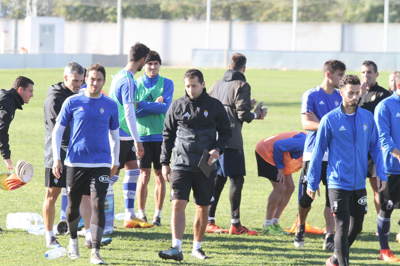 Ángel López -en el centro, con una carpeta-, rodeado de jugadores y miembros de su cuerpo técnico, ayer en la Ciudad Deportiva.