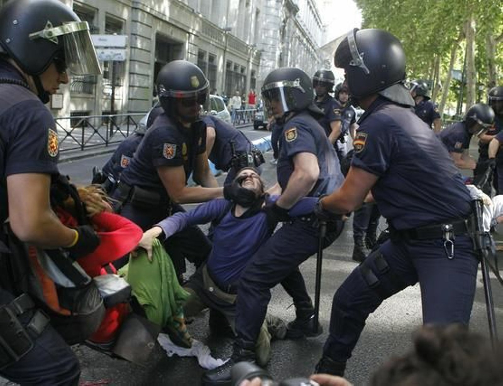 La Policía ha impedido la entrega del documento reivindicativo al Congreso de los Diputados.

Foto: EFE