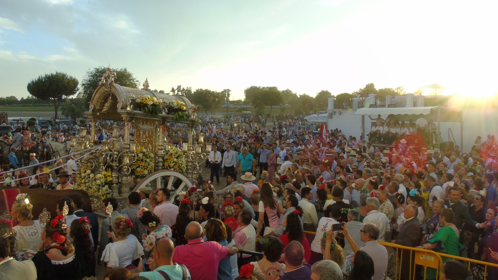 El Simpecado de Almería ante la Blanca Paloma.
