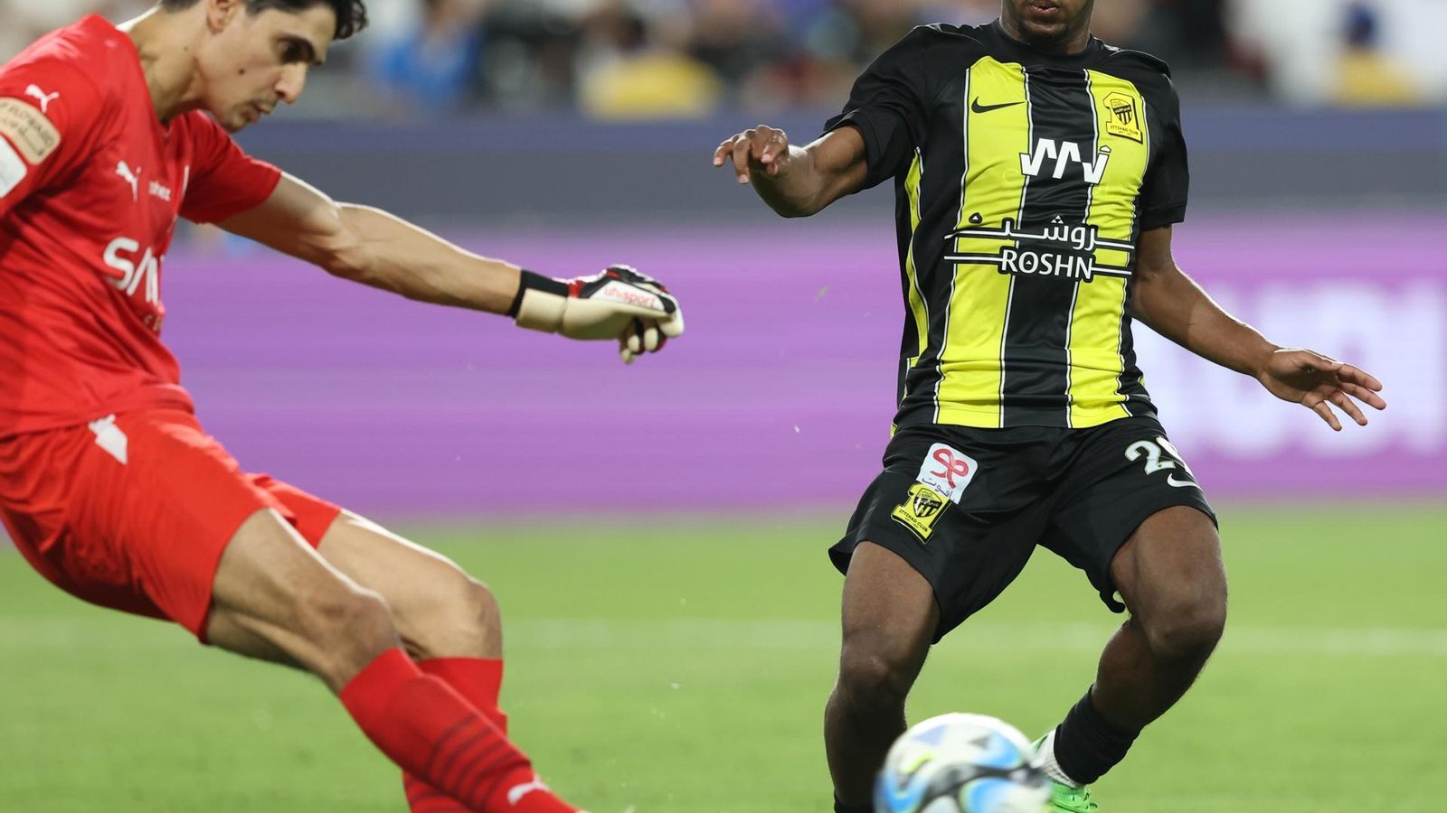 El ex sevillista Bono golpea el balón ante Farhah Al-Shamrani.