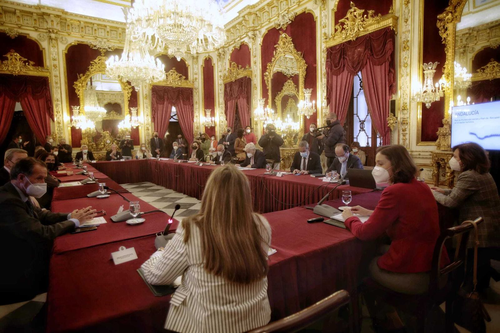 La ministra durante la reunión esta mañana con el Patronato de Turismo de Cádiz en la Diputación.