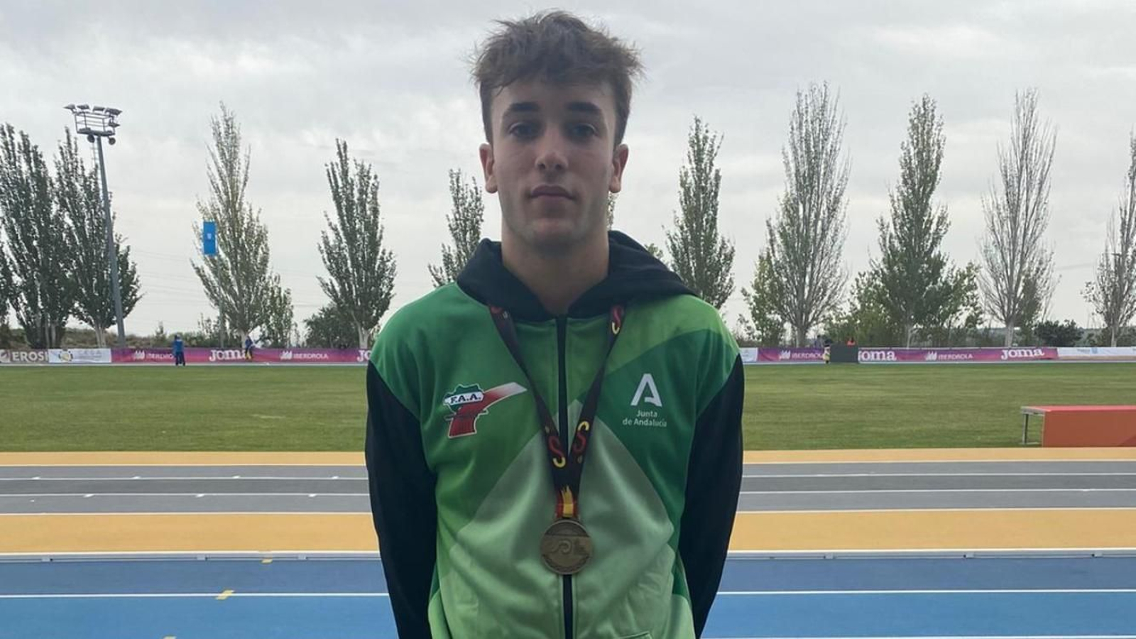 El deportista almeriense posa con la presea dorada.