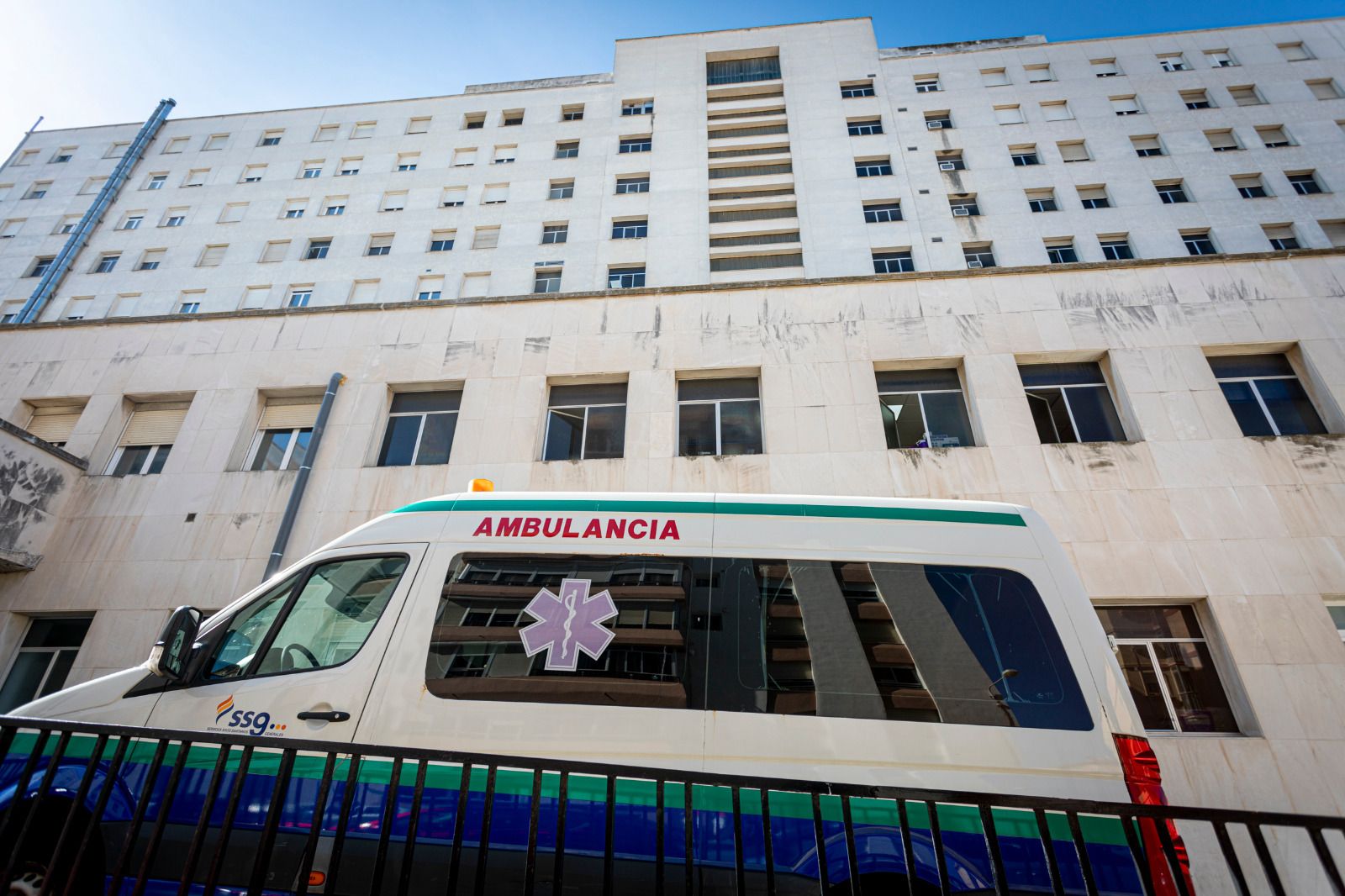 Acceso de ambulancias en el Hospital Puerta del Mar de Cádiz.