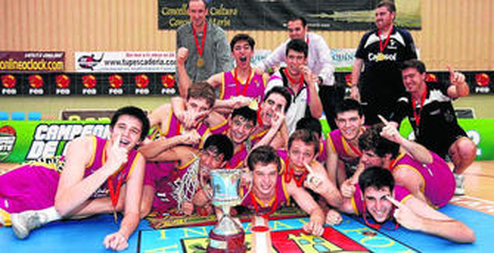 Los jugadores sevillanos celebran en la pista el título de campeones de España.