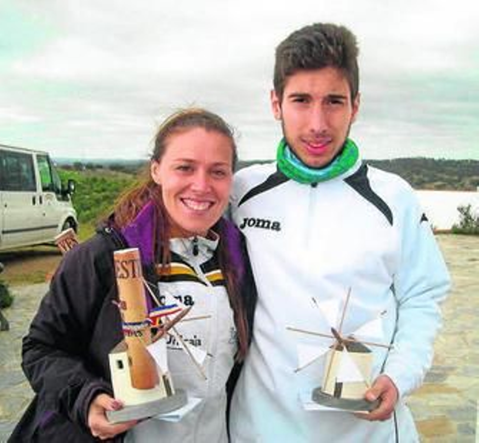 María José López y Juan José García, con sus trofeos al acabar la carrera. María José López y Juan José García, con sus trofeos al acabar la carrera.