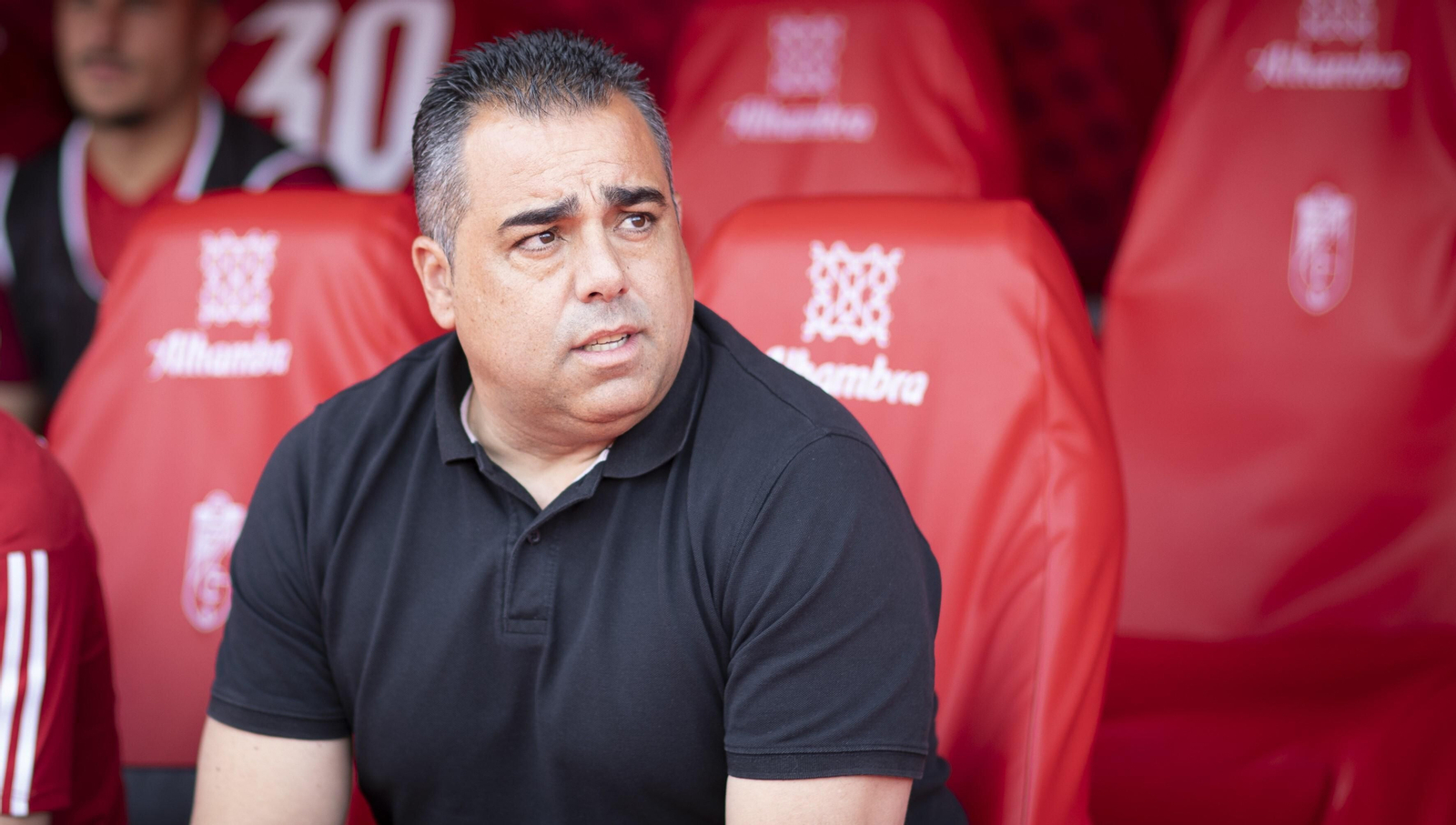 Germán Crespo, en el banquillo de Los Cármenes antes del Recreativo Granada - Córdoba CF.