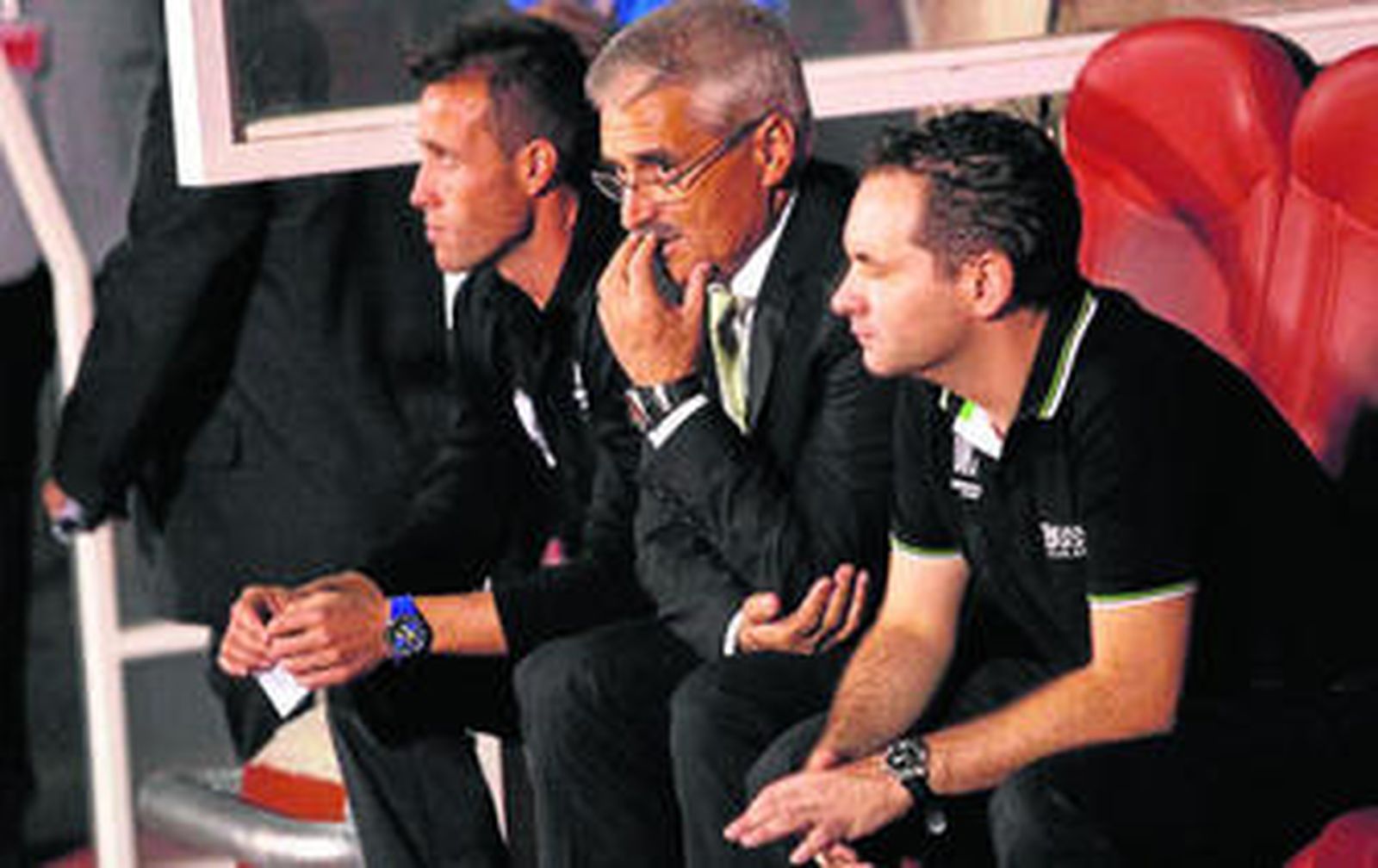 Fabri observa junto a Javi García a su derecha y David Navarro el calentamiento de su equipo.