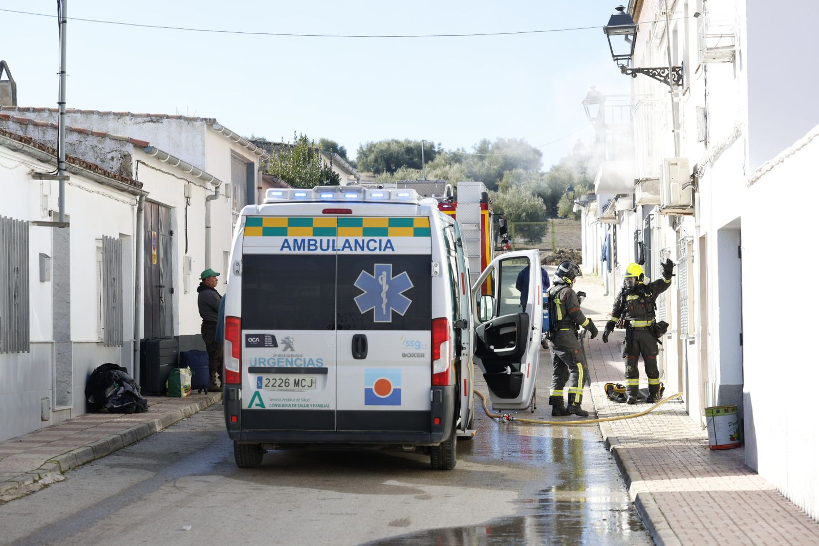 Ambulancia y agentes del cuerpo de bomberos en la puerta de la vivienda.
