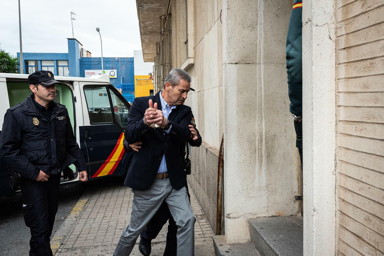 En encausado, llegando en la mañana de ayer al Palacio de Justicia por la puerta de detenidos.