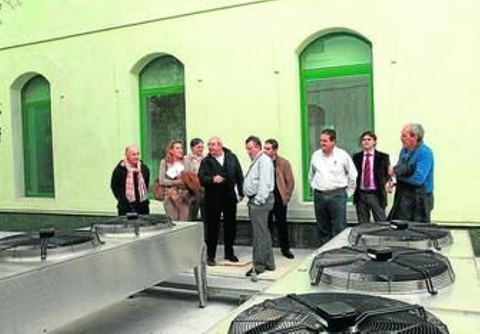 Los responsables del área le muestran a Isabel Nieto los detalles de la sala.