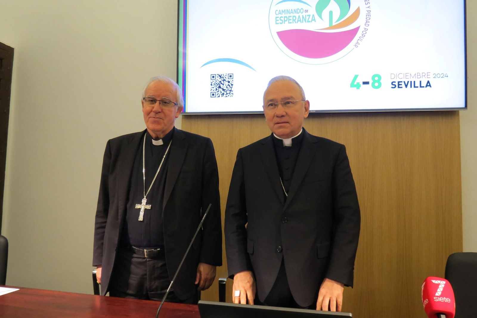 Monseñor Peña Parra junto al arzobispo de Sevilla, monseñor Saiz, ayer en el Arzobispado.