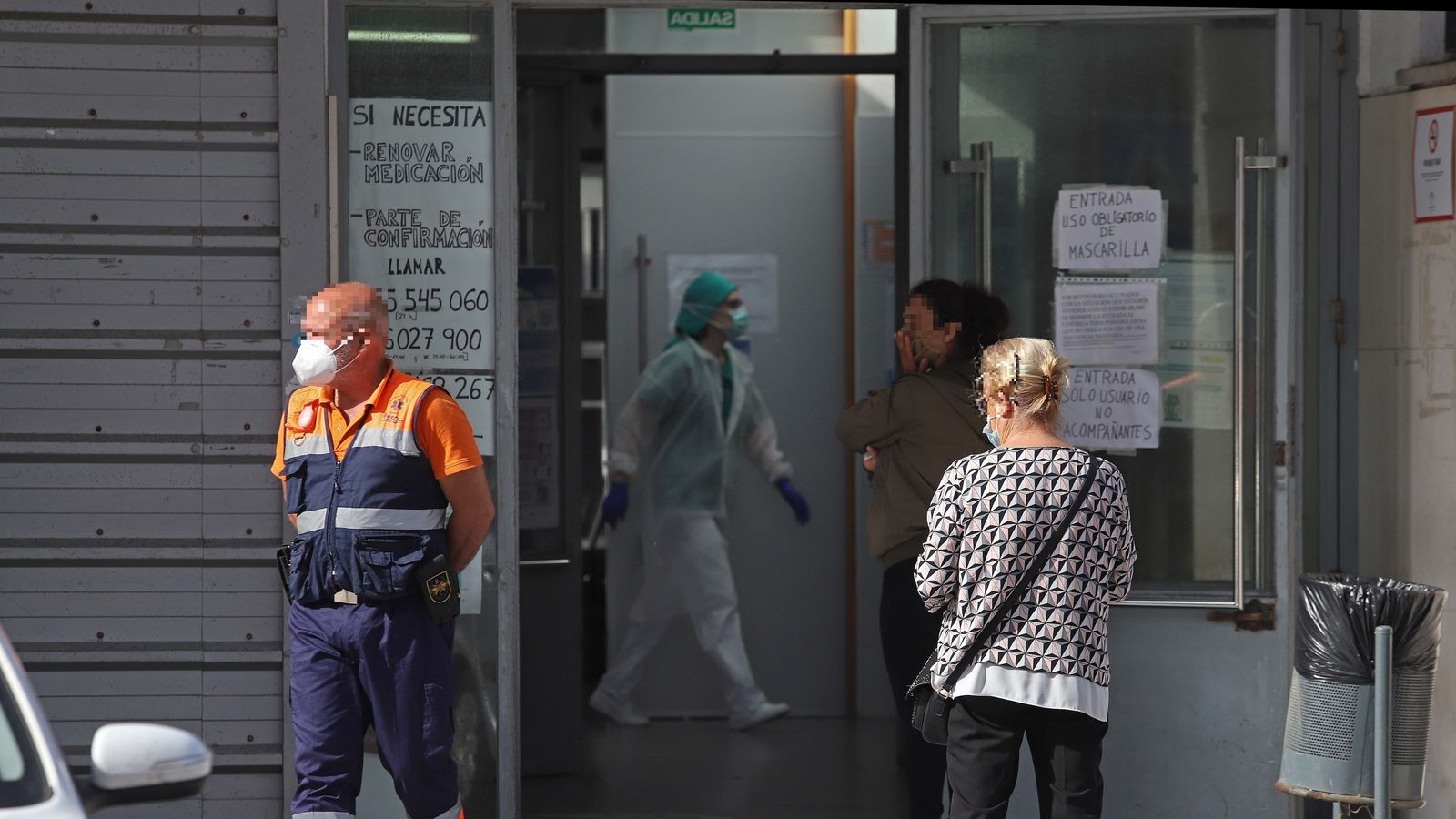 Varias personas en la puerta del centro de salud La Línea-Poniente, en Los Junquillos