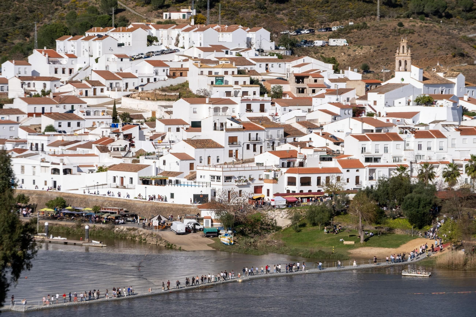Las localidades de Sanlúcar de Guadiana y Alcoutim se unen durante un fin de semana al año por una pasarela peatonal que cruza el río Guadiana. Las localidades de Sanlúcar de Guadiana y Alcoutim se unen durante un fin de semana al año por una pasarela peatonal que cruza el río Guadiana.