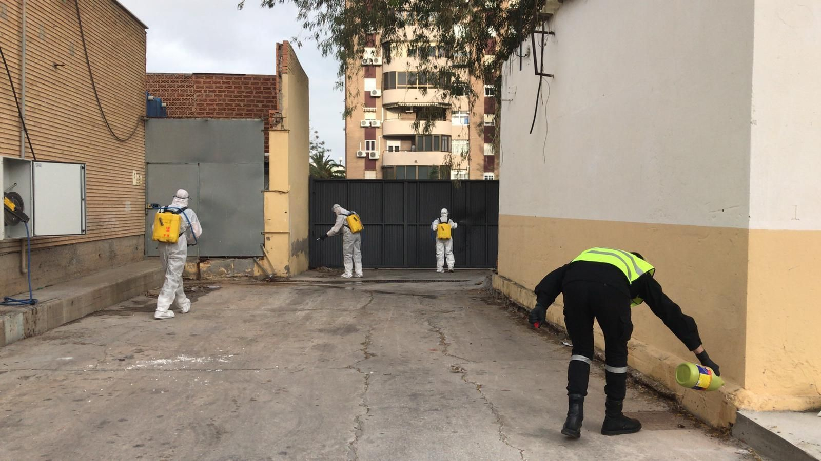 Coronavirus en Málaga: Las fotos de la UME desinfectando el Hospital Regional