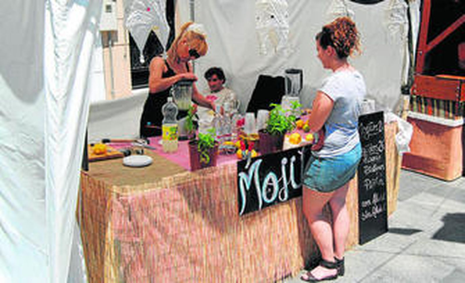 Uno de los puestos en los que la especialista prepara mojitos ante los ciudadanos.