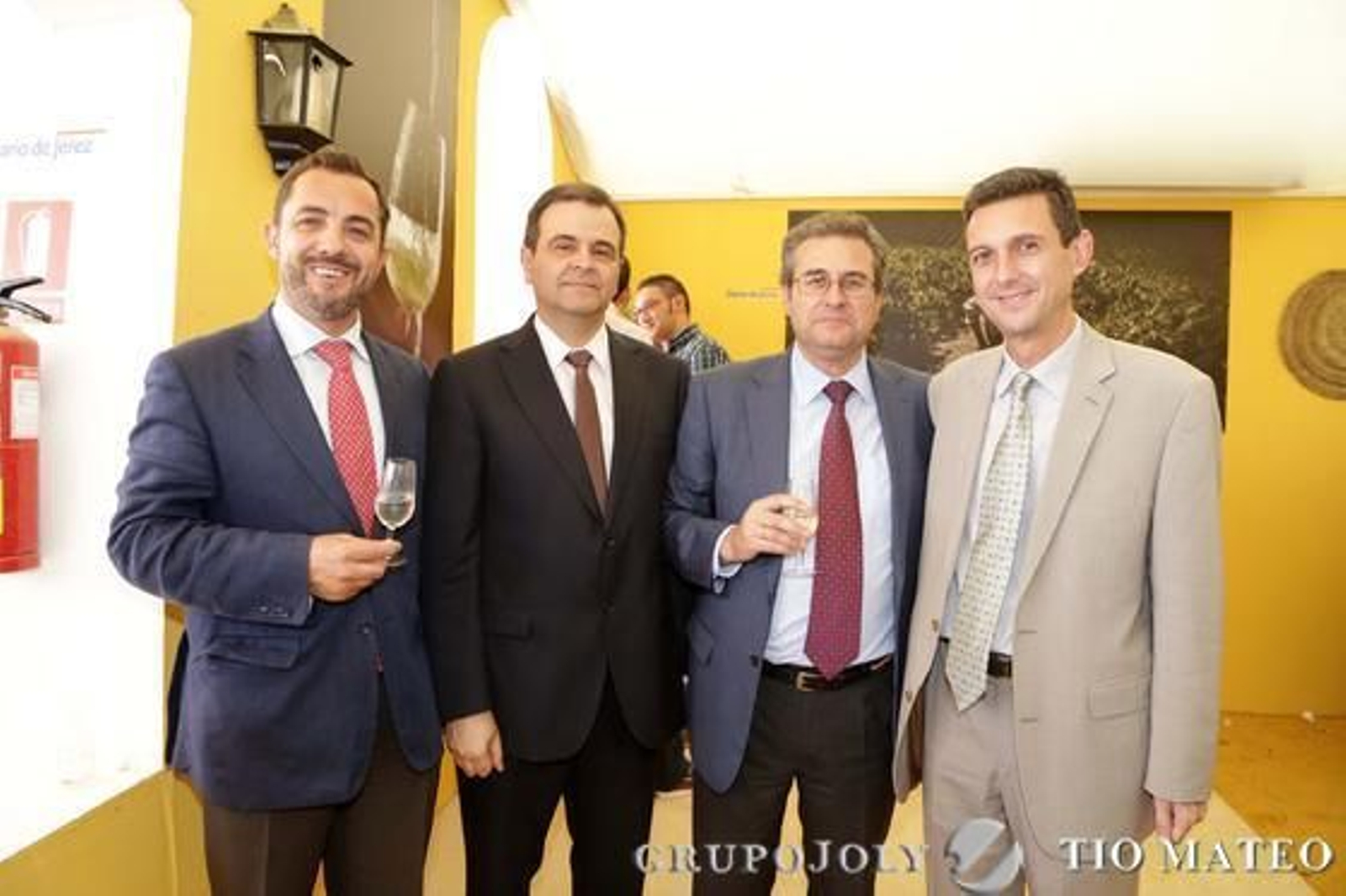 Alberto García, Juan Antonio Perteguer y Enrique Martín, del Colegio Saint Thomas, acompañando a Miguel Berraquero. 

Foto: Vanesa Lobo
